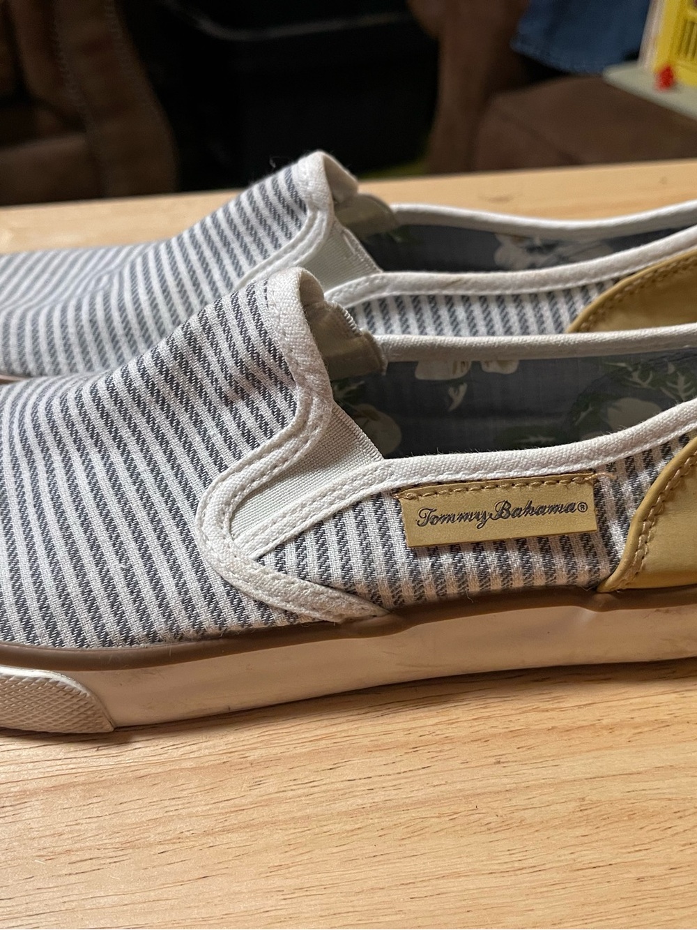 Tommy Bahama woman’s  Striped Slip On Casual Shoes Canvas Gray Tan White US 7